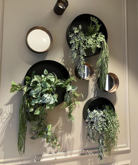 Green Wall Design Interior Restaurant, Plant Wall Bedroom, Wall Decor With Plants, Plants On The Wall, Wall Plants Indoor, Wall Hanging Decorations, Interior Design Plants, Indoor Plant Wall, Plant Wall Decor