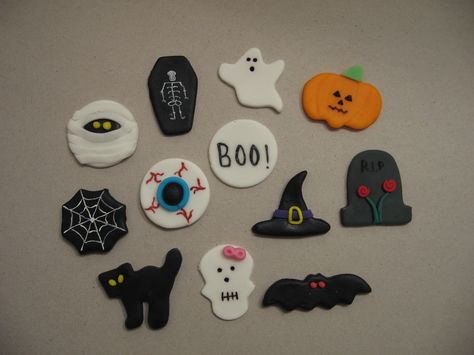 Fondant halloween cupcake toppers Fondant Halloween Figures, Halloween Fondant Figures, Haloween Cupcakes, Halloween Toppers, Frosting Decorating, Fondant Designs, Fondant Modelling, Fondant Art, Cookies Halloween