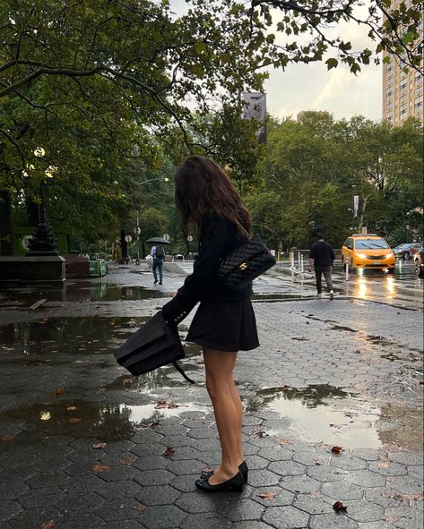 Rainy Day In Nyc, Midi Skirt Outfit Ideas, Fall Aesthetics, Day In Nyc, Skirt Outfit Ideas, Best Winter Outfits, Midi Skirt Outfit, Nyc Girl, Insta Ideas