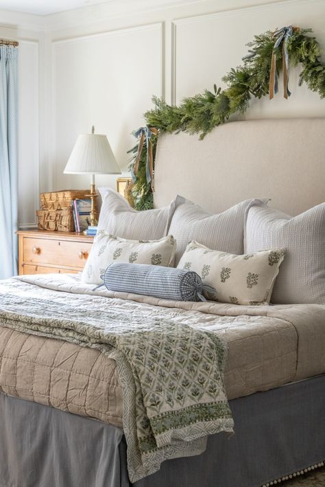 Cottage Homes Bedroom, Cape Cod Interior Design Bedroom, Farmhouse Quilt Bedding Bedroom, Christmas Bedroom Decor Blue, Aesthetic Small Bedroom, Ottoman Bedroom, Christmas Interior Design, Bedroom Decor Aesthetic, Winchester House