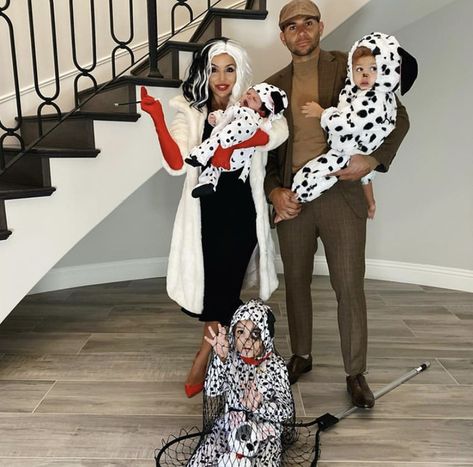 Family Halloween Costumes With Kids, Family Costumes For 4, Halloween Costumes With Baby, Costumes With Baby, Family Halloween Costumes With Baby, Disney Family Costumes, Family Themed Halloween Costumes, Halloween Costumes Kids Boys, Halloween Costumes For Family