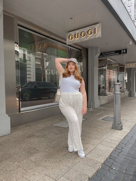 Linen And Cotton Clothes, Linen Pants Curvy, Plus Size Linen Pants Outfit, Curvy Women Pattern, Curvy Outfit Ideas, Style Midsize, Curvy Petite Outfit, Outfit Minimalist, Linen Pants Outfit