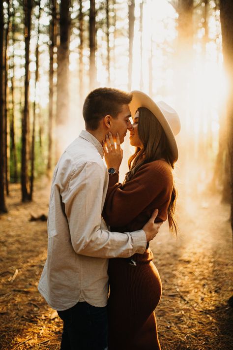 Fall Couple Photoshoot Ideas, Fall Couple Pictures, Forest Engagement Photos, Fall Couple Photos, Couple Photoshoot Ideas, Shooting Couple, Fall Photo Shoot Outfits, Fall Couple, Fall Engagement Pictures