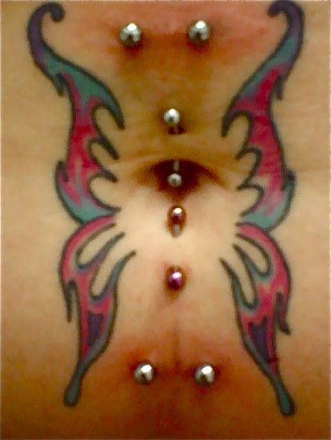 Belly Piercings with Butterfly tattoo Belly Button Tattoos, Belly Button Tattoo, Button Tattoo, Tattoo Henna, Multiple Piercings, Stomach Tattoos, Laser Tattoo Removal, Navel Piercing, Belly Piercing