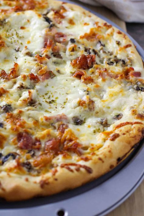 Bacon Mushroom Pizza | Bacon Mushroom Flatbread, Pizza Doe, Cheesy Food, Bacon And Mushroom, Pizza Sauces, Mushroom Pizza Recipes, White Pizza Sauce, Pizza Bread Recipe, White Pizza Recipes