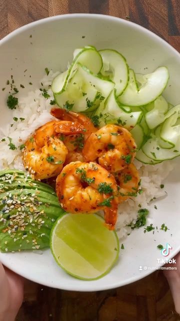 Prawn Rice, Shrimp Bowls, Chili Lime Shrimp, Clean Meal Prep, Prawn Recipes, Lime Shrimp, Lunch Bowl, Easy Healthy Meal Prep, Chili Lime