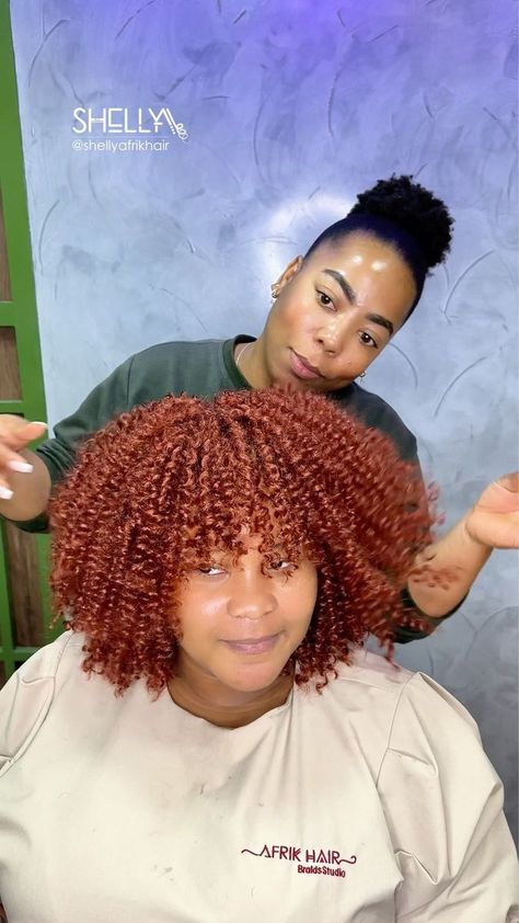 Afro, técnica de gancho 🥵🥵 | Me encanta usar estos rizos cortos porque se ven muy naturales con un buen corte. 😍😍😍 | By Shelly A\\ Peinado Natural, Hair Wrap Scarf, Hair Braiding, Wrap Scarf, Crochet Braids, African Hairstyles, Scarf Styles, Black Hair, Braided Hairstyles