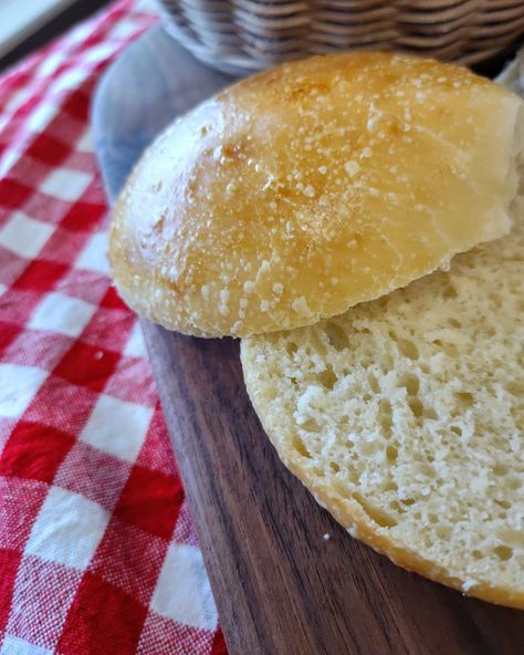 These Same Day Soft Sourdough Buns: A Recipe from the Farm are perfect for summer picnics and barbeques. They also work great for sandwiches! Starter Discard Recipes, Sourdough Starter Discard Recipes, Sweet Cream Pie, Fancy Grilled Cheese Recipes, Sourdough Buns, Artisan Sourdough Bread Recipe, Sourdough Starter Discard, Fancy Grilled Cheese, Hotdish Recipes