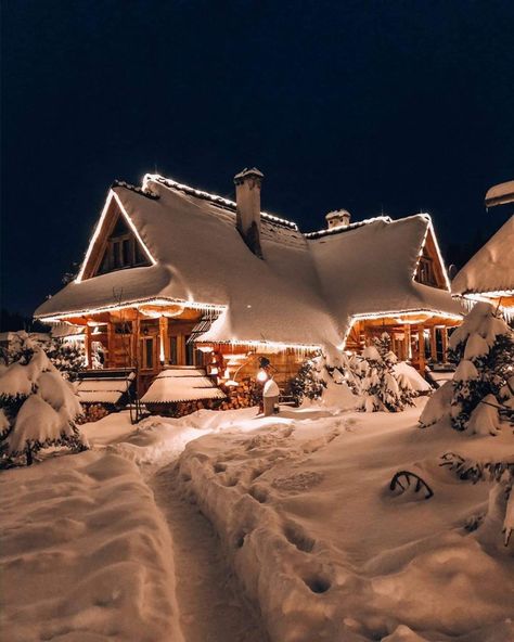 Snow Cottage Interior, Christmas Cabin Exterior, Winter House Aesthetic, Snow Cabins, Chalet Aesthetic, Winter Home Exterior, Winter Cabin In The Woods, Christmas Chalet, Winter Homes