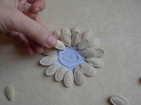 DIY Pumpkin Seed Flower Christmas Ornament Diy Pumpkin Seeds, Pumpkin Seed Crafts, Seed Flowers, Macaroni Crafts, Seed Craft, Homemade Christmas Tree, Seed Art, Flower Christmas, Easy Christmas Decorations