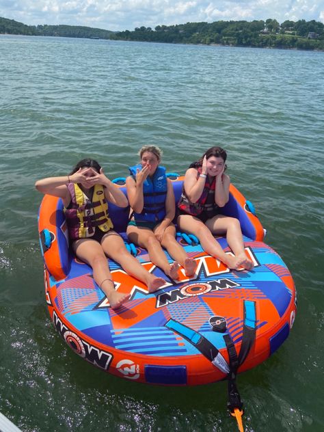 Summer On A Boat, Lake Fun Ideas, Lake Bday Party Ideas, Summer Lake Party, Lake House Pictures, Boating With Friends, Tubing Aesthetic, Cute Lake Pictures, Lake Photoshoot Summer