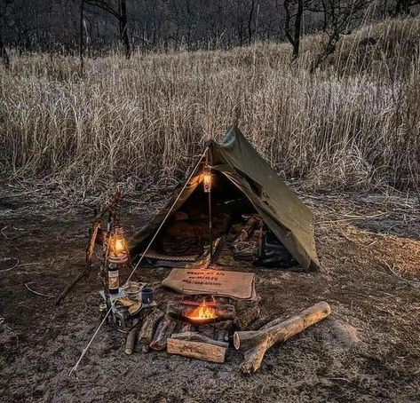 Bushcraft Camp, Outdoor Vibes, Hiking Supplies, Bushcraft Shelter, Camping Shelters, Camping Inspiration, Wild Camp, Outdoor Exploration, Bushcraft Gear