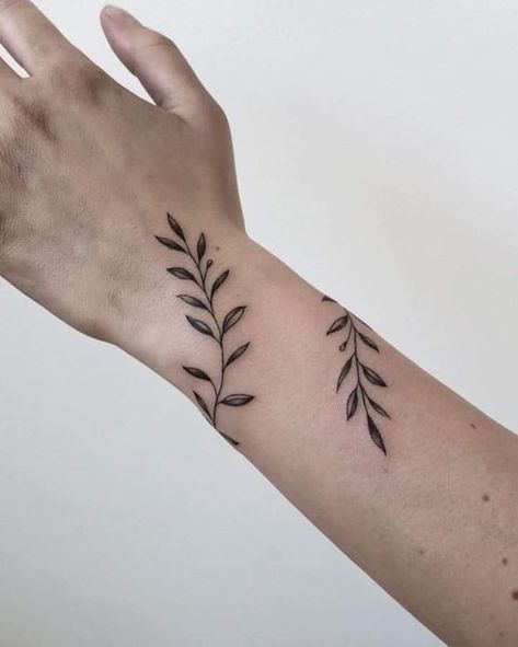 Mens Body Tattoos, Wrap Around Wrist Tattoos, Hand Tattoo Designs, Around Arm Tattoo, Stick Poke Tattoo, Wrap Around Tattoo, American Traditional Tattoo Ideas, Flower Tattoo Ideas, Traditional Tattoo Ideas