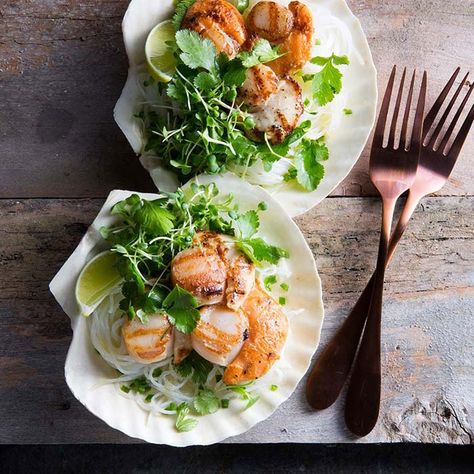 This fresh and easy scallop recipe is the perfect Summer starter Healthy Scallop Recipes, Steamer Clam Recipes, Scallop Recipes Baked, Scallop Dinner, Scallop Crudo, Scallop Recipes Healthy, Scallop Recipes Pasta, Cook Scallops, Shrimp And Scallop Recipes