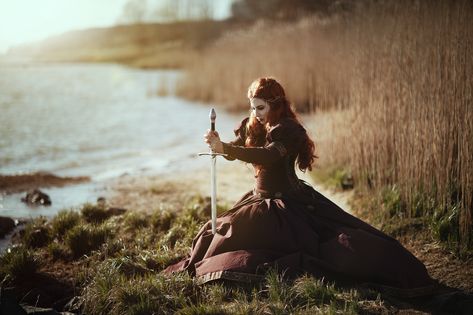 Princess Shot, Dress And Belt, Medieval Princess, Sister Photography, Warrior Pose, Perspective Photography, Warrior Women, Woods Photography, Winter Photoshoot