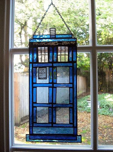 Stained Glass TARDIS! Jellyfish Aquarium, Stained Glass Pattern, Glass Pattern, Wibbly Wobbly Timey Wimey Stuff, Torchwood, Timey Wimey Stuff, Blue Box, Geek Culture, Stained Glass Art