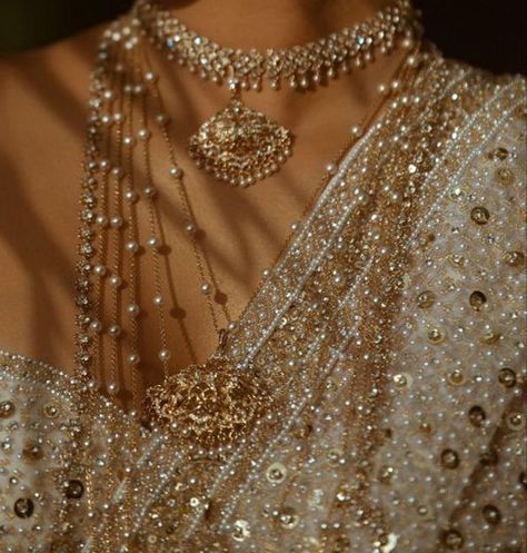 Gold Indian Aesthetic, Desi Bride Jewelry, Desi Jewellery Aesthetic, Ameera Core, Desi Accessories Aesthetic, Desi Wedding Jewelry, Indian Jewelry Aesthetic, Lehenga Aesthetic, Gold Indian Wedding