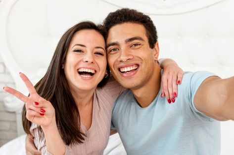 Taking Selfie Reference, Selfie Reference, Couple Taking Selfie, Taking Selfie, Elderly Couples, Guru Quotes, Old Couples, Taking Selfies, Kissing Couples