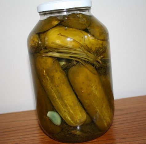 Do it yourself Pickles - 1 jar at a time. PERFECT! Single Jar Pickle Recipe, Canning Dill Pickles One Jar At A Time, One Jar Pickle Recipe, Pickling Vegetables, Easy Dill Pickles, Pickle Recipes Homemade, Dill Pickle Recipe, Pickle Recipes, How To Make Pickles