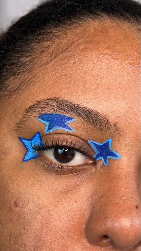 Crazy Eyeliner Looks, Blue Graphic Liner, 2000 Makeup, 90s Beauty, Funky Makeup, Eyeliner Designs, Graphic Eyes, Blue Liner, Blue Eyeliner