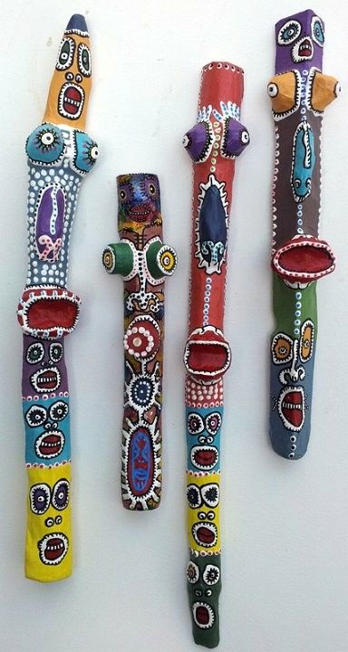 Talking Stick Ideas, Doof Sticks, Painting Sticks, Painted Sticks Diy, Barb Wire Crafts, Seed Pods Art, Stick Projects, Totem Pole Art, Talking Sticks