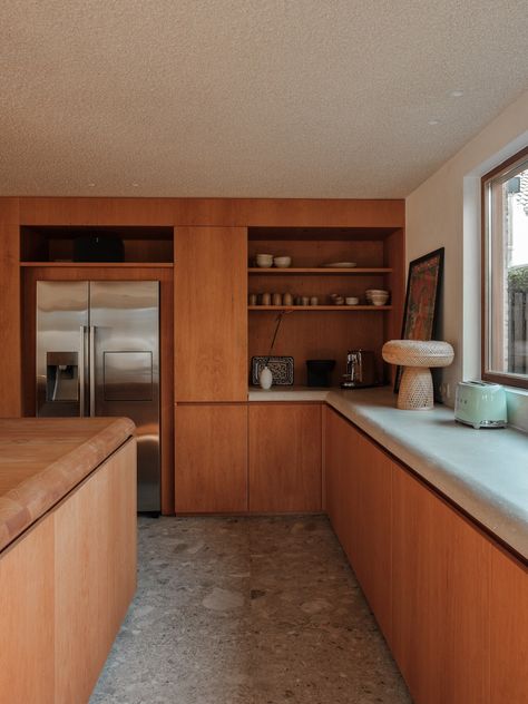 est-living-eidhoven-residence-studio-and-space-016 Mcm Flooring, 1980s Contemporary Home, Miami Kitchen, Mcm Architecture, Custom Wall Unit, Kitchen 2024, Kitchen Goals, 1970s Home, Est Living