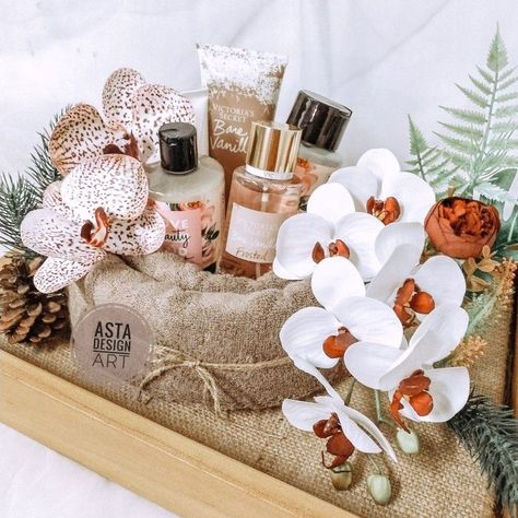 Handuk + body care Gift Box Decorating Ideas Creative, Idea Hantaran Kahwin, Box Hantaran Rustic, Marawa Box Ideas, Seserahan Hantaran Wedding, Gubahan Hantaran Ideas, Gubahan Hantaran Tunang, Hantaran Rustic, Box Mahar