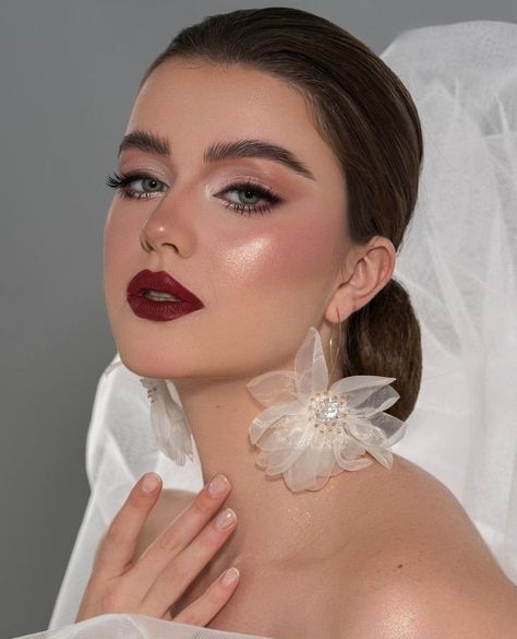 Bridal Makeup Red Lips, Bold Lipstick Makeup, Wedding Eyes, Wedding Makeup Tutorial, Wedding Eye Makeup, Sparkly Makeup, Glam Wedding Makeup, Prom Eye Makeup, Red Lip Makeup