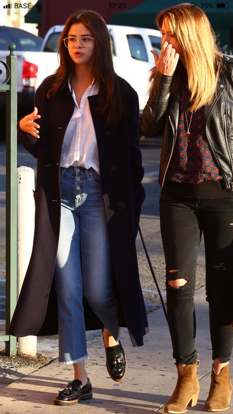 Selena Gomez Blazer Outfit, Selena Gomez Outfits Fall, Selena Gomez Style Inspiration, Selena Gomez Ootd, Casual Outfits Selena Gomez, Selma Gomez Hair, Long Blazer Casual Outfit, Selena Gomez 2023 Style, Chic Professor Outfit