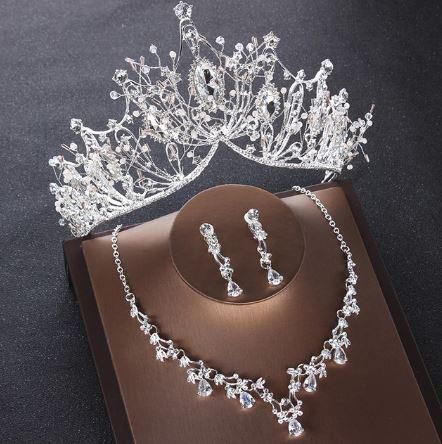 A jewelry set that combines classic and modern styles, now available on Amazon. Crystal Bridal Jewelry Sets, Bride Jewelry Set, Crystal Bridal Tiaras, Crown Earrings, Beautiful Tiaras, Heart Crystal, Choker Necklace Set, Crystal Tiaras, Wedding Bridal Jewellery