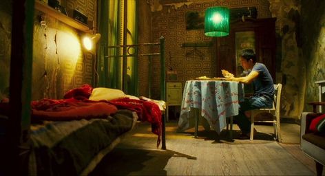 flo on X: "loneliness in happy together (1997) https://t.co/yQUIkCILHp" / X Retro Room Ideas, Christopher Doyle, Wong Kar Wai, Alfred Stieglitz, Movie Shots, Film Grab, Movie Director, Film Inspiration, Happy Together