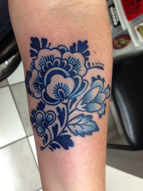 Love this blue tattoo. Dutch Tattoo, Pattern Tattoos, Tattoos Hand, Tattoo Trend, Tattoo Zeichnungen, Muster Tattoos, Blue Tattoo, Geniale Tattoos, Pattern Tattoo