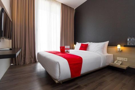 Budget Hotel Brand RedDoorz Raises $11 Million: Travel Startup Funding This Week  This guest room is from a RedDoorz branded budget hotel property in Indonesia in a photo that was taken in early 2018. The company has raised $11 million in a pre-Series B round. RedDoorz  Skift Take: The concept of a budget brand hotel network that promises consistent amenities has been popularized by India's OYO Rooms. RedDoorz has traction with a similar model in Indonesia which suggests the model may have legs Hotel Room Decor, Oyo Rooms, Cheap Hotel Room, Startup Funding, Cheap Hotel, Hotel Chain, Hotel Branding, Hotel Interiors, Budget Hotel