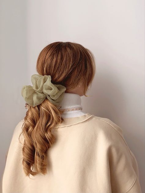 low ponytail with oversized scrunchie Wedding Short Hair, Era Victoria, Hair And Beauty, Low Ponytail, Long Hairstyles, Everyday Hairstyles, Hair Dos, Ponytail Hairstyles, Scarf Hairstyles