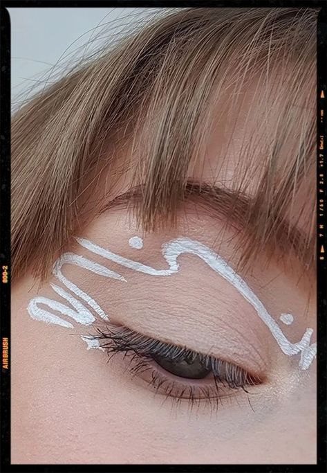 White Graphic Liner - Makeup Looks Inspiration Graffic Liner Make Up, Simple White Graphic Liner, Cool White Eyeliner Looks, Graphic Liner Aesthetic, Graphic White Liner, Masculine Graphic Eyeliner, Graphic Liner Makeup Simple, White Editorial Makeup, Easy Graphic Liner Hooded Eyes