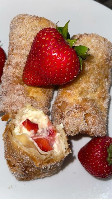 Cheesecake Egg Rolls, Strawberry Cheesecake No Bake, Lemon Greek Yogurt, Egg Roll Wraps, Egg Roll Recipes, Cream Cheese Eggs, Baked Strawberries, Cheap Dinner Recipes, Strawberry Cream Cheese