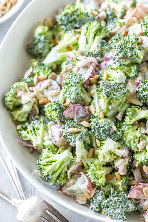 Easy Broccoli Salad | This easy broccoli salad recipe is made with bacon and grapes. The creamy dressing is dairy free and since there’s no sugar added, it’s also paleo and whole 30 friendly. #dairyfree #broccoli Pasta Con Broccoli, Easy Broccoli Salad, Dairy Free Salads, Broccoli Cauliflower Salad, Broccoli Salad Bacon, How To Make Broccoli, Easy Broccoli, Broccoli Salad Recipe, Creamy Dressing