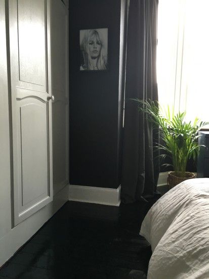 Black stained bedroom floor Black Floors, Twin Beds Guest Room, Painted Floorboards, Floor Boards, Carpet Decor, Twin Beds, Cheap Carpet Runners, Black Bedroom, Bedroom Floor