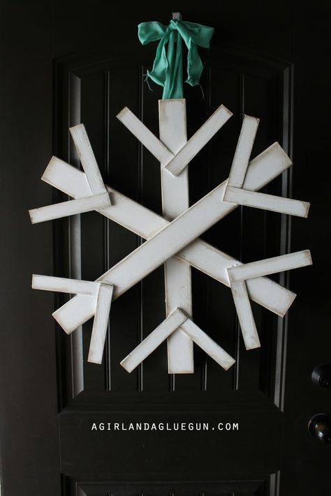 Make a giant wood snowflake - A girl and a glue gun Diy Winter Wreaths, January Wreath Ideas, January Wreath, January Decor, Diy Snowman Decorations, Winter Wreath Diy, Wood Snowflake, Creative Wreaths, Fun Wreath