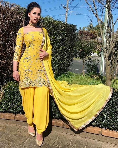 Broad Neck Kurti Design, Bollywood Clothes, Kurti Design Ideas, Summer Kurti, Ladies Suits Indian, Panjabi Suit, Pakistan Clothes, Asian Dresses, Suit Indian