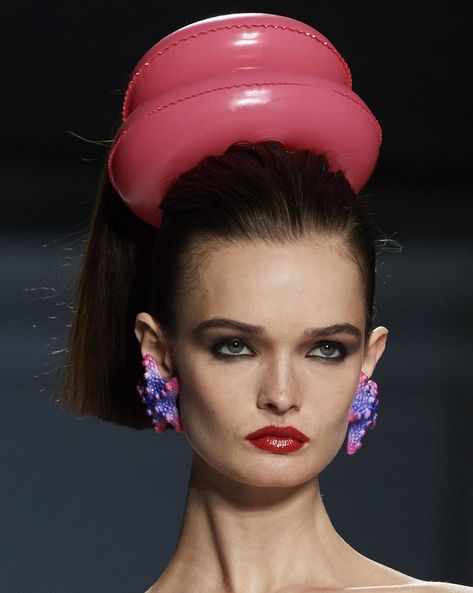 Spring Hair Trends For 2023 - Best SS23 Runway Hairstyle Trends Spring 2023 Hair, Hair Trends For 2023, Ss23 Runway, Fashion Week Ss23, Spring Hair Trends, Barbie Blonde, Hair Threading, Runway Earrings, Soft Balayage