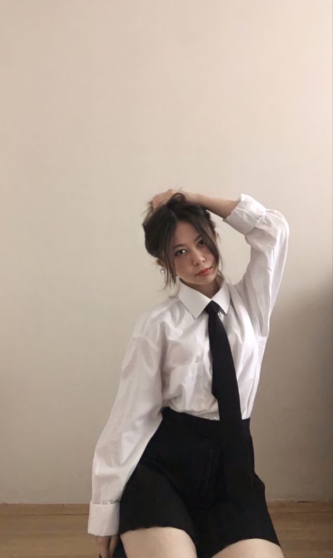 White Collared Shirt Outfit, Black Shirt Dress Outfit, Collared Shirt Outfits, White Shirt With Tie, Witch Oc, Outfit With Tie, Estilo Tomboy, Black And White Suit, Woman In Suit