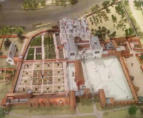 Richmond Palace model, Museum of Richmond (London). Richmond Palace, Westminster Palace, Richmond London, Elizabeth Of York, Apron Patterns, English Manor Houses, Strange History, Tudor History, Wars Of The Roses