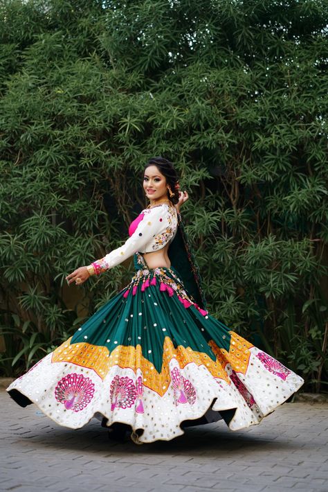 Blouse Designs Lehenga Choli, Lehenga Choli Blouse Designs, Bridal Lehenga Traditional, Blouse Designs Lehenga, Lehenga For Mehndi, Multicolour Skirt, Lehenga With Mirror Work, Garba Dresses, Dandiya Dress