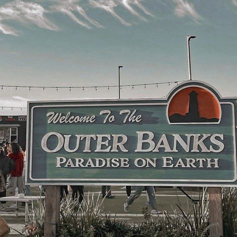 Outer Banks Paradise On Earth, Outer Banks Houses, Banks Aesthetic, Summer Outer, Best Shows On Netflix, Les Pogues, Outer Banks Beach, Jj Maybank, The Pogues