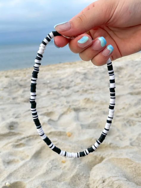 Clay Bead Choker Ideas, Clay Bead Necklace Ideas, Diy Friendship Bracelets Tutorial, Clay Bead Necklace, Preppy Bracelets, Pretty Jewelry Necklaces, Clay Bracelet, Diy Bracelets Patterns, Diy Bracelet Designs