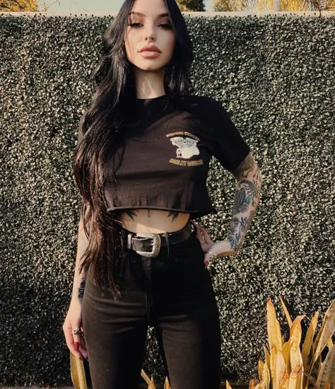 Krista Keehus Outfit, Artist Aesthetic Outfit, Tattoo Artist Aesthetic, Krista Keehus, Transformation Workout, Casual Goth, Tattoed Women, Dark Outfits, Artist Aesthetic