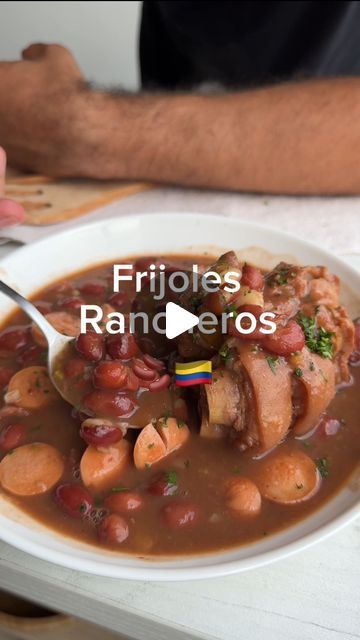 Daniel Galvez on Instagram: "FRIJOLES RANCHEROS 🫘🔥🇨🇴

Si te gusto esta receta sígueme @danielgalvezfood 👨🏻‍🍳

En la parte de abajo te dejo los ingredientes y las cantidades 👇
-1 lb de frijoles rojos 
-1/2 zanahoria 
-1 rama de cebolla larga 
-1 cda de sal 
-1/2 plátano verde picado 
-1 pezuña de cerdo

Para el guiso ranchero 
-4 salchichas rancheras 
-2 chorizos parrilleros 
-1 tomate rallado 
-1 taza de cebolla larga picada 
-1 cda de pasta de tomate 
-1 cdita de sal y pimienta 
-1 cda de ajo picado 

————————————————————————————————
#danielgalvezfood #danielgalvezrecetas #frijolesrancheros #frijolescolombianos #recetascolombianas #sopascolombianas #recetasfaciles" Frijoles Rancheros, Ramen, On Instagram