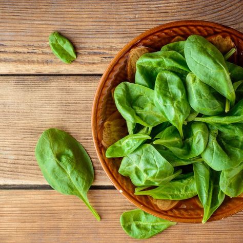 Fresh spinach leaves in bowl on rustic wooden table. Foods For Hair Growth, Foods For Hair, Healthy Fries, Thicker Stronger Hair, Food Chemistry, Smoked Oysters, Rustic Wooden Table, Stronger Hair, Fresh Spinach