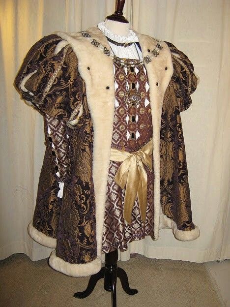 King Henry VIII Costume. As Henry grew older his health suffered, contributing to his weight increasing dramatically, no longer the energetic man of his youth. Tudor Crown, Tudor Fashion, Tudor Costumes, Elizabethan Era, King Costume, Jon Kortajarena, King Henry Viii, Tudor History, Tv Fashion